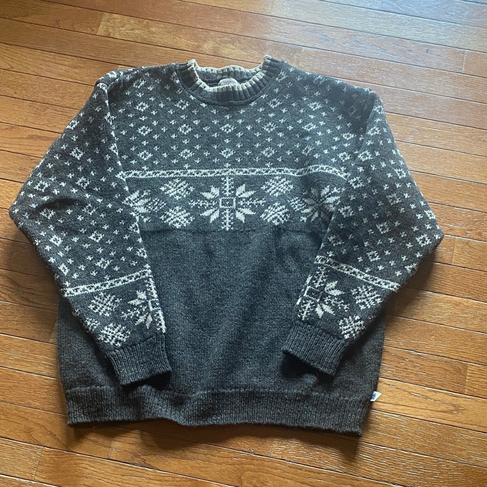 Que Men's Dark Gray and White Nordic Crewneck Sweater